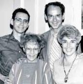 Helen Schucman et Bill Thetford avec Judy Skutch (l'éditrice) et Kenneth Wapnick, président de la Foundation for A Course In Miracles