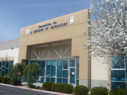 Cliquer sur l'image du centre d'enseignement de Kenneth Wapnick pour voir plus de photos