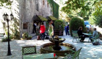 La fontaine et sa terrasse à la Source Bleue